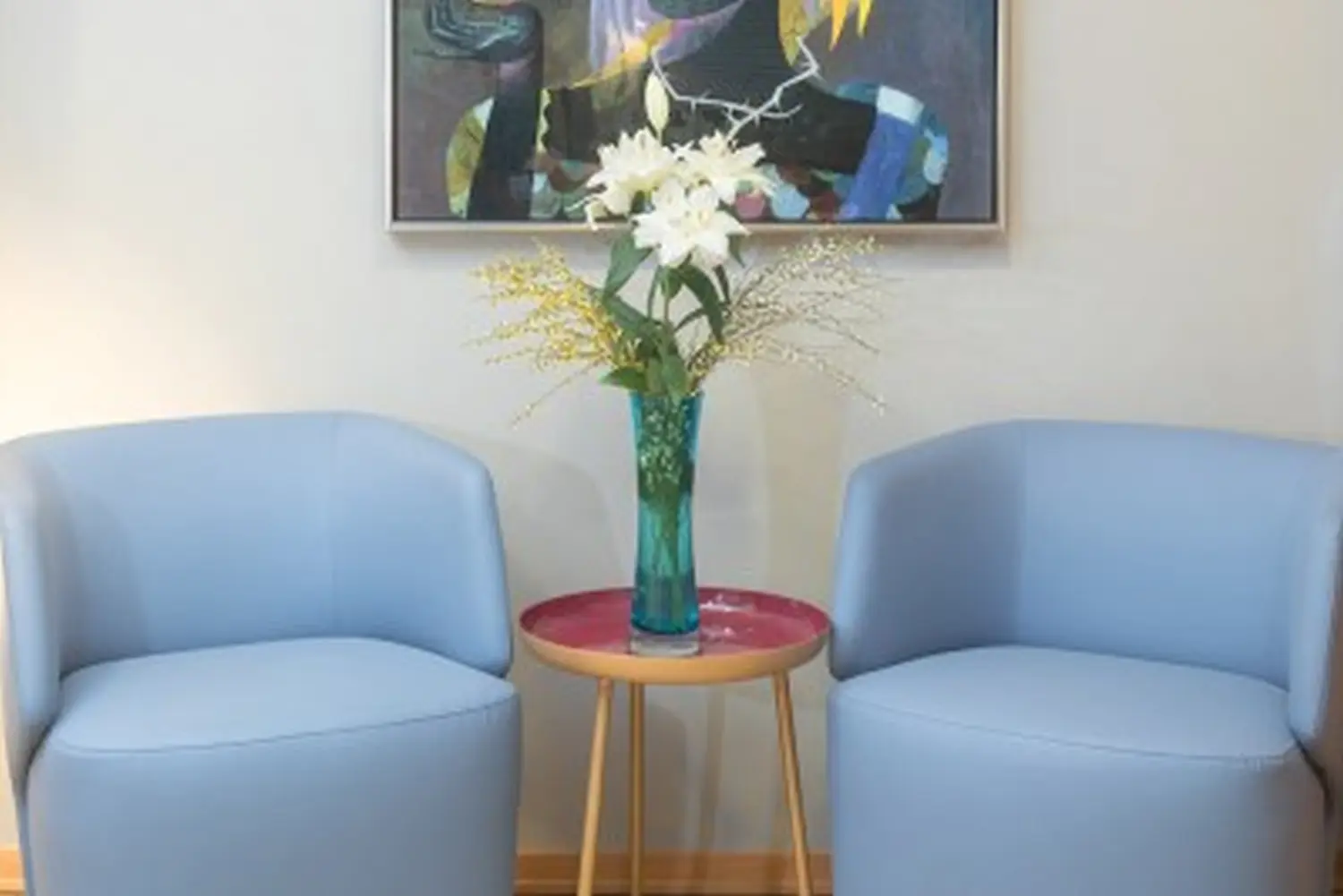 Tisch, Stuhl, Blumen von Gynpraxis-mitte